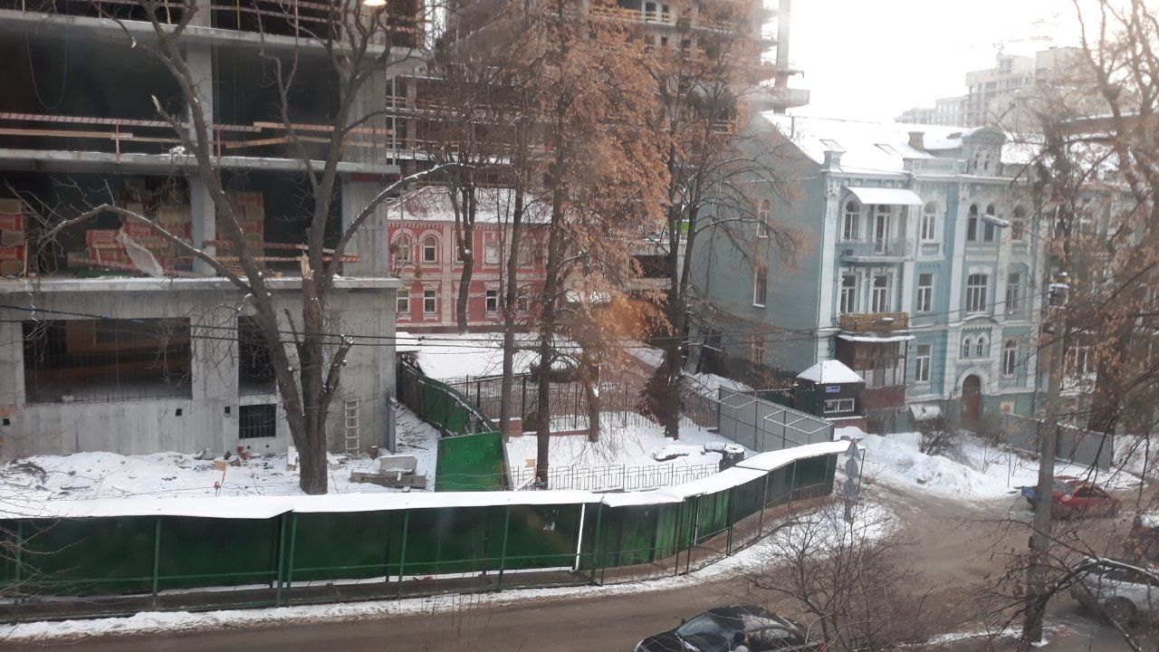 Двухэтажный розовый дом – ул. Лабораторная 9б, голубой 4-этажный – ул. Лабораторная 11. Зеленый забор в последнее время продвинулся в направлении дома 11, т. е. вышел за пределы ранее выделенного под ЖК участка