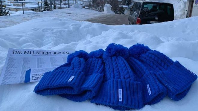 Кандидат в президенты Украины Игорь Шевченко похвастался в Facebook тем, что на экономическом форуме в Швейцарии взял четыре бесплатные шапки вместо одной. Он назвал это «давосскими трофеями».