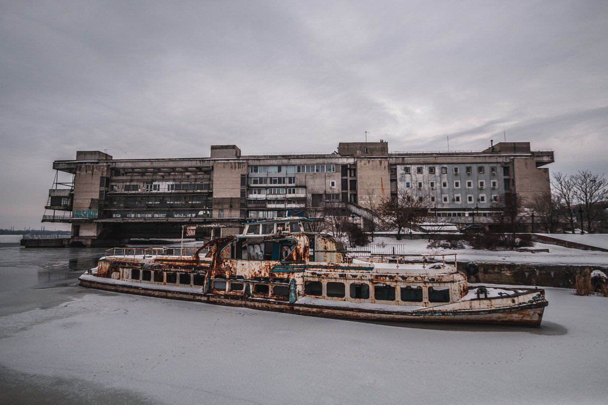 Сейчас от здания речпорта веет неким постапокалипсисом. Подобный пейзаж более присущ Припяти в Чернобыльской зоне, но увы - это Днепр