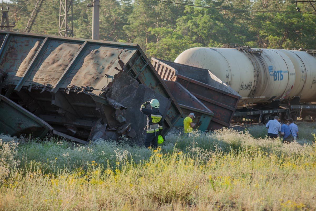 Один из вагонов развернуло поперек
