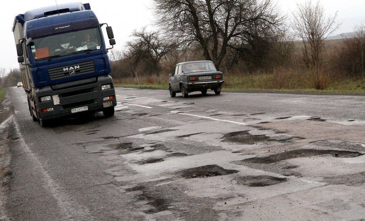 Асфальт растаял: почему дороги в Украине сходят вместе со снегом 1