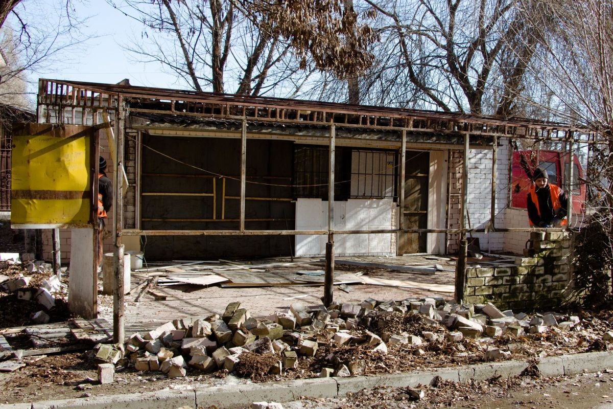 У Дніпрі демонтували чергову наливайку – незаконну споруду з елементами капітальної будови 4