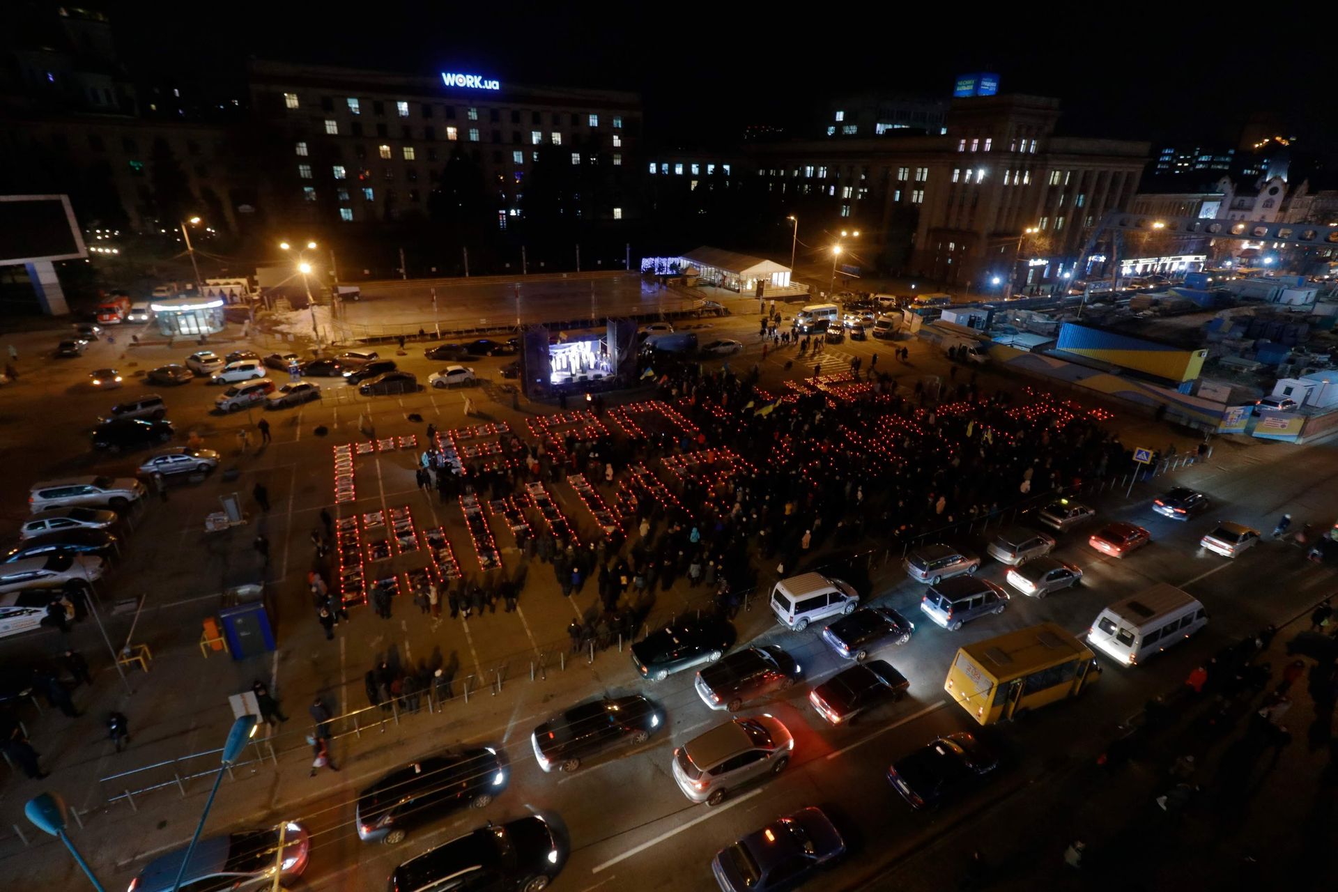 У Дніпрі в День Героїв Небесної Сотні провели патріотичний флешмоб «Герої не вмирають» 1