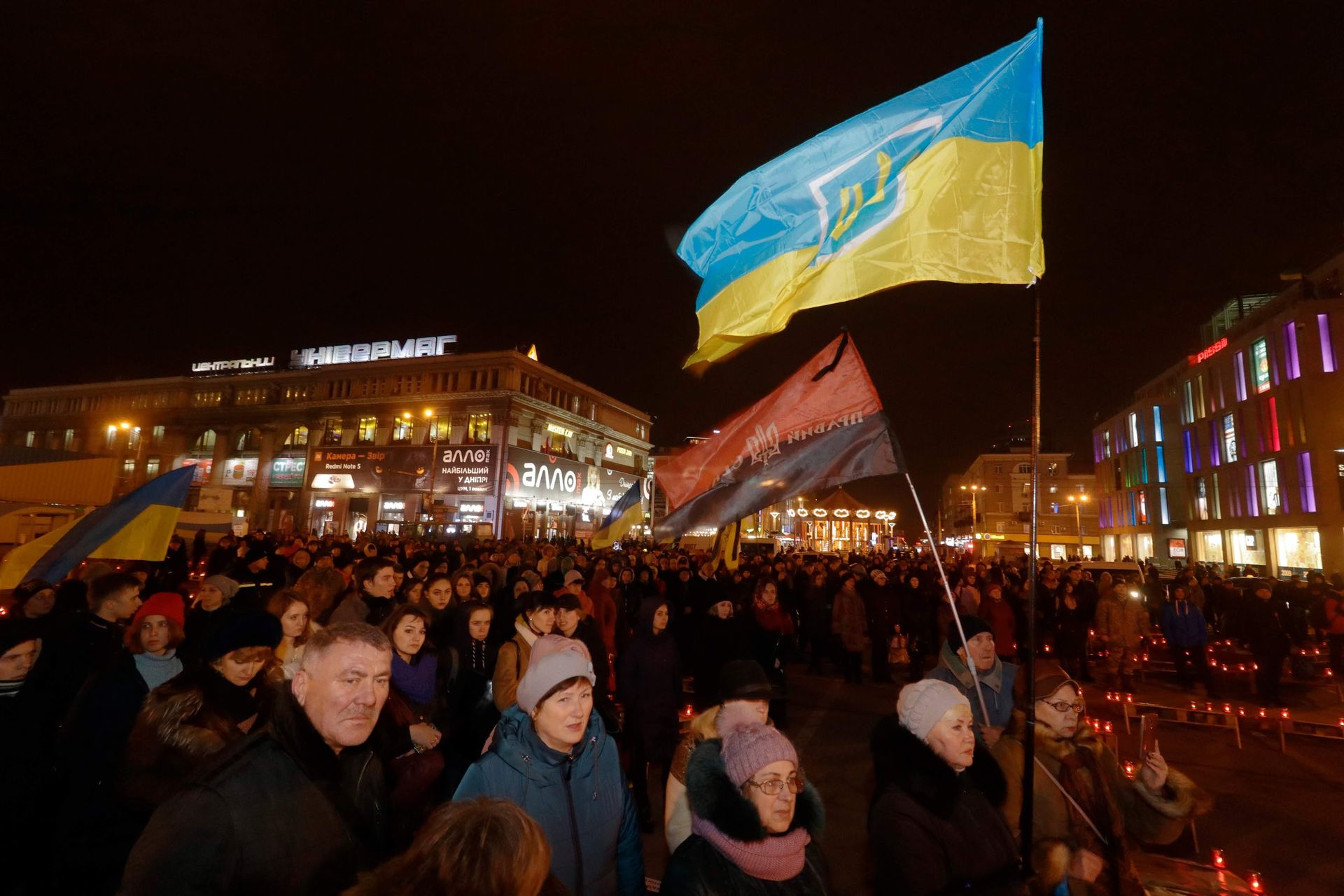 У Дніпрі в День Героїв Небесної Сотні провели патріотичний флешмоб «Герої не вмирають» 4