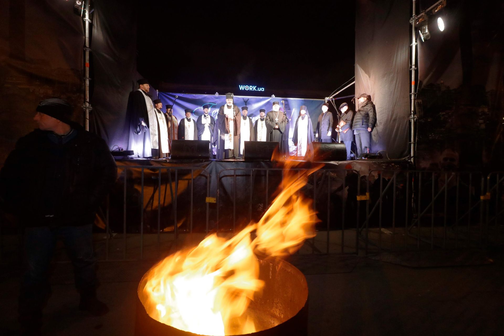 У Дніпрі в День Героїв Небесної Сотні провели патріотичний флешмоб «Герої не вмирають» 5