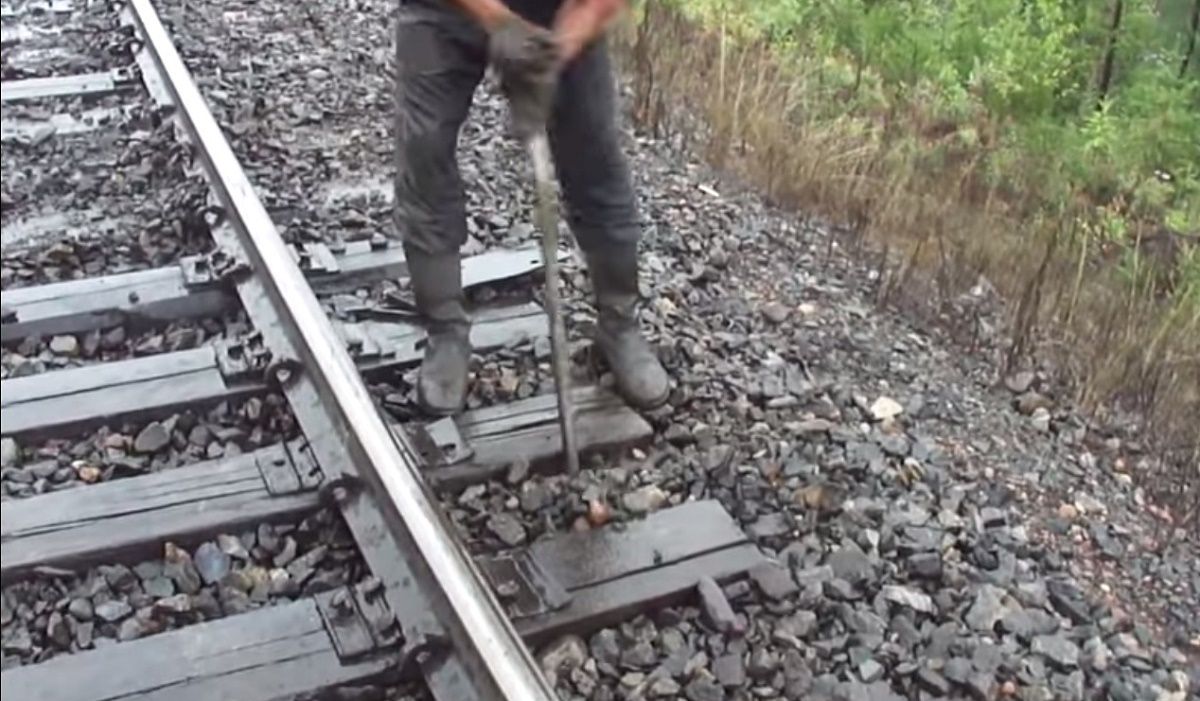 Злоумышленники чуть не украли железную дорогу, ведущую в аэропорт Днепра 1