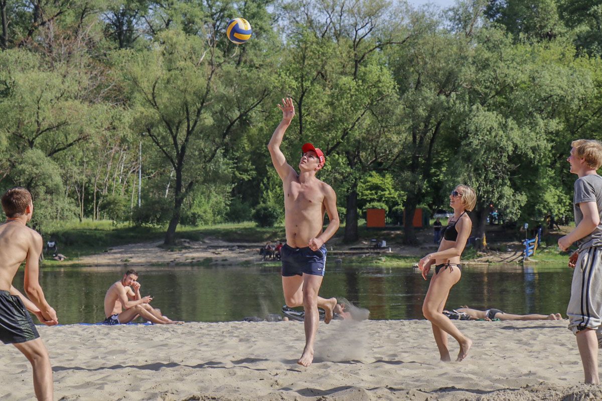 На какие пляжи Киева к летнему сезону завезут тонны нового песка 3