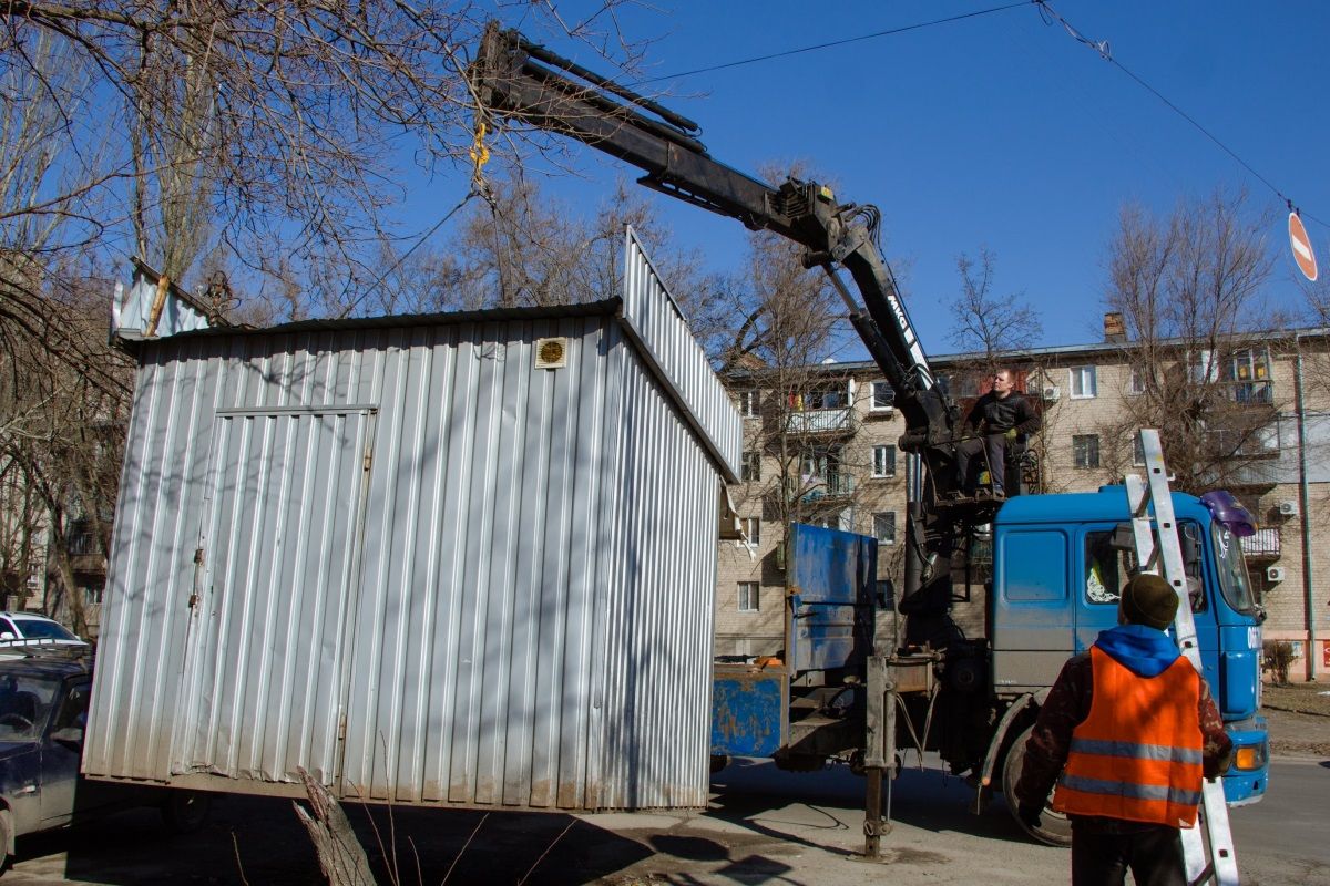 У Дніпрі комунальники прибрали кіоск, незаконно встановлений на проїжджій частині 1