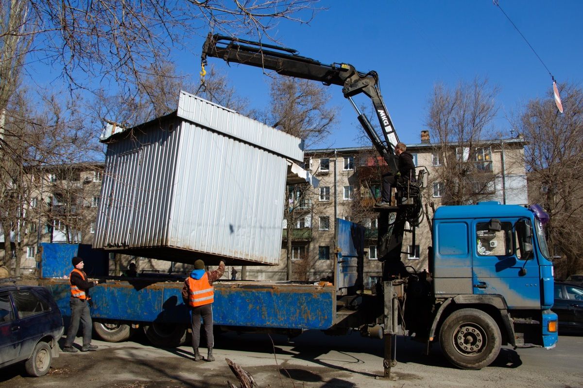 У Дніпрі комунальники прибрали кіоск, незаконно встановлений на проїжджій частині 2