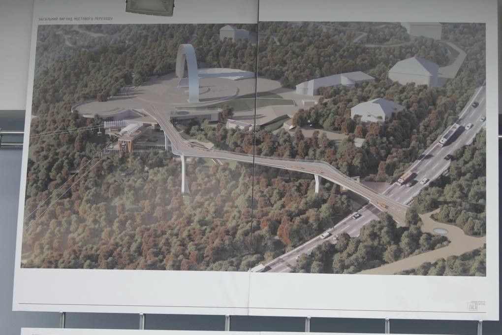 Проект веломоста над Владимирским спуском. Вход на лестницу (белые арочки), ведущую к памятнику Крещения Руси виден справа под мостом, сама лестница утопает в зелени.