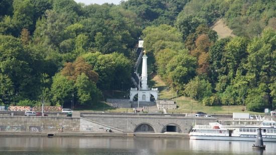 Лестница, ведущая по склону к памятнику Крещения Руси, к Днепру. Зелени скоро не будет.