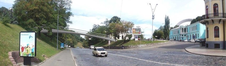 Таким пешеходным мостиком планировалось много лет назад соединить два парка