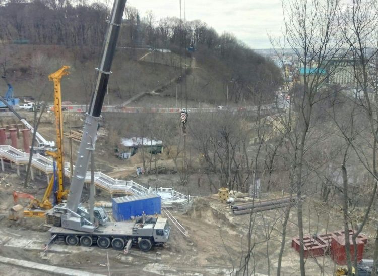 Снос (выравнивание) холма рядом с лестницей к памятнику Крещения Руси под предлогом укрепления склона. Уничтожение деревьев в парке «Крещатый». Напротив - Парк «Владимирская горка»