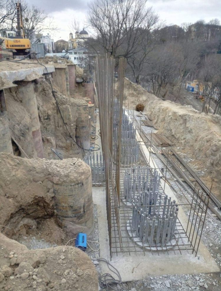 Строительство подпорной стены. Справа вверху видна арка входа на лестницу к памятнику Крещения Руси с Владимирского спуска. Разрушается склон, уничтожаются деревья.