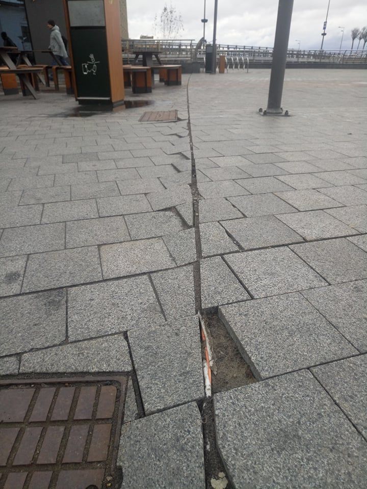 Поверхность Почтовой площади раскалывается