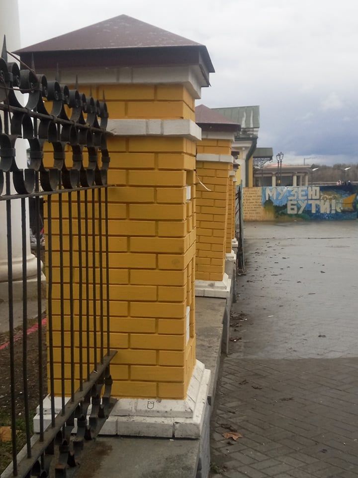 Наклонились столбы ограды церкви