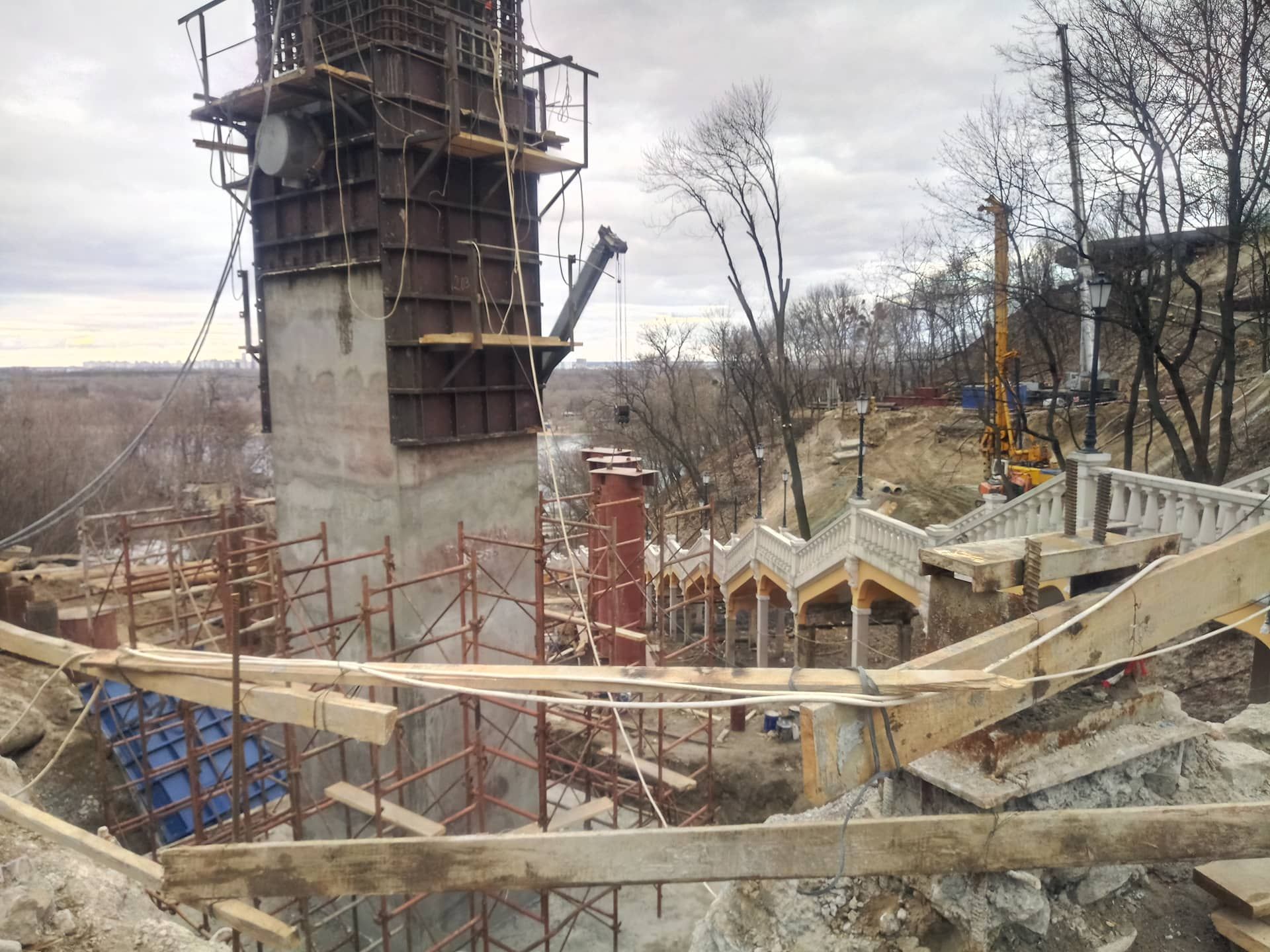 Вид на опустошенные склоны за лестницей к памятнику Магдебургского права (Крещения Руси) со стороны стройплощадки на Владимирской горке (!). Там планируют разместить ТРЦ