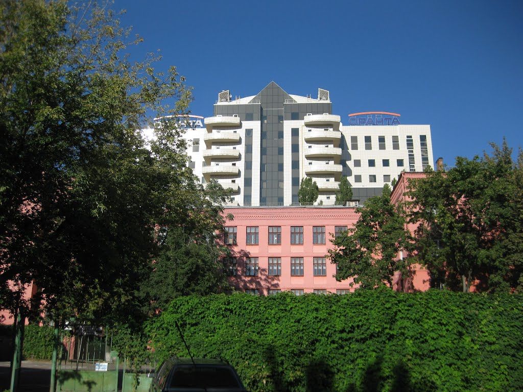 Школа №165 на фоне бизнес-центра Евразия