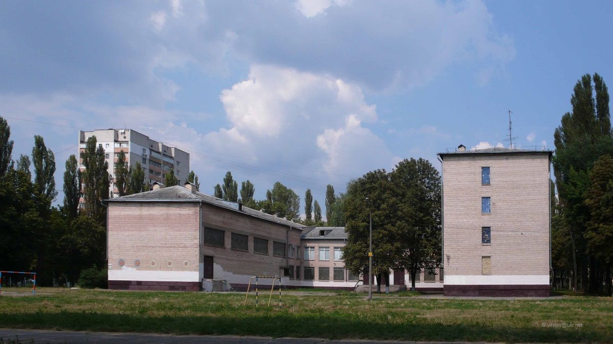 школа № 13 на ул. Генерала Потапова, 3