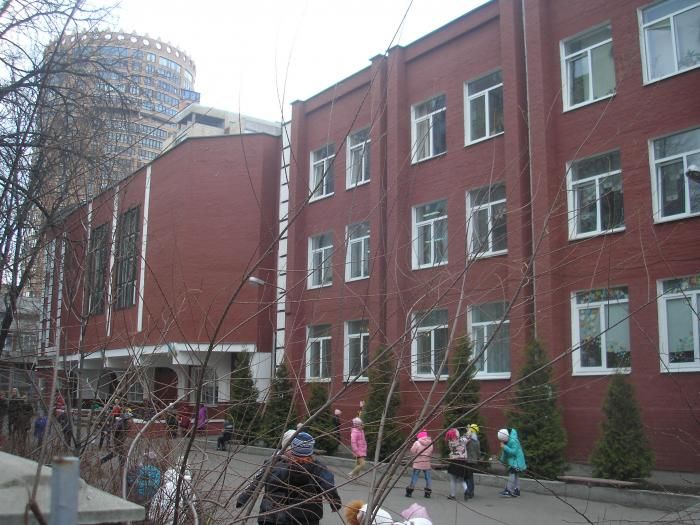 школа № 109 на ул. П. Мирного, 24