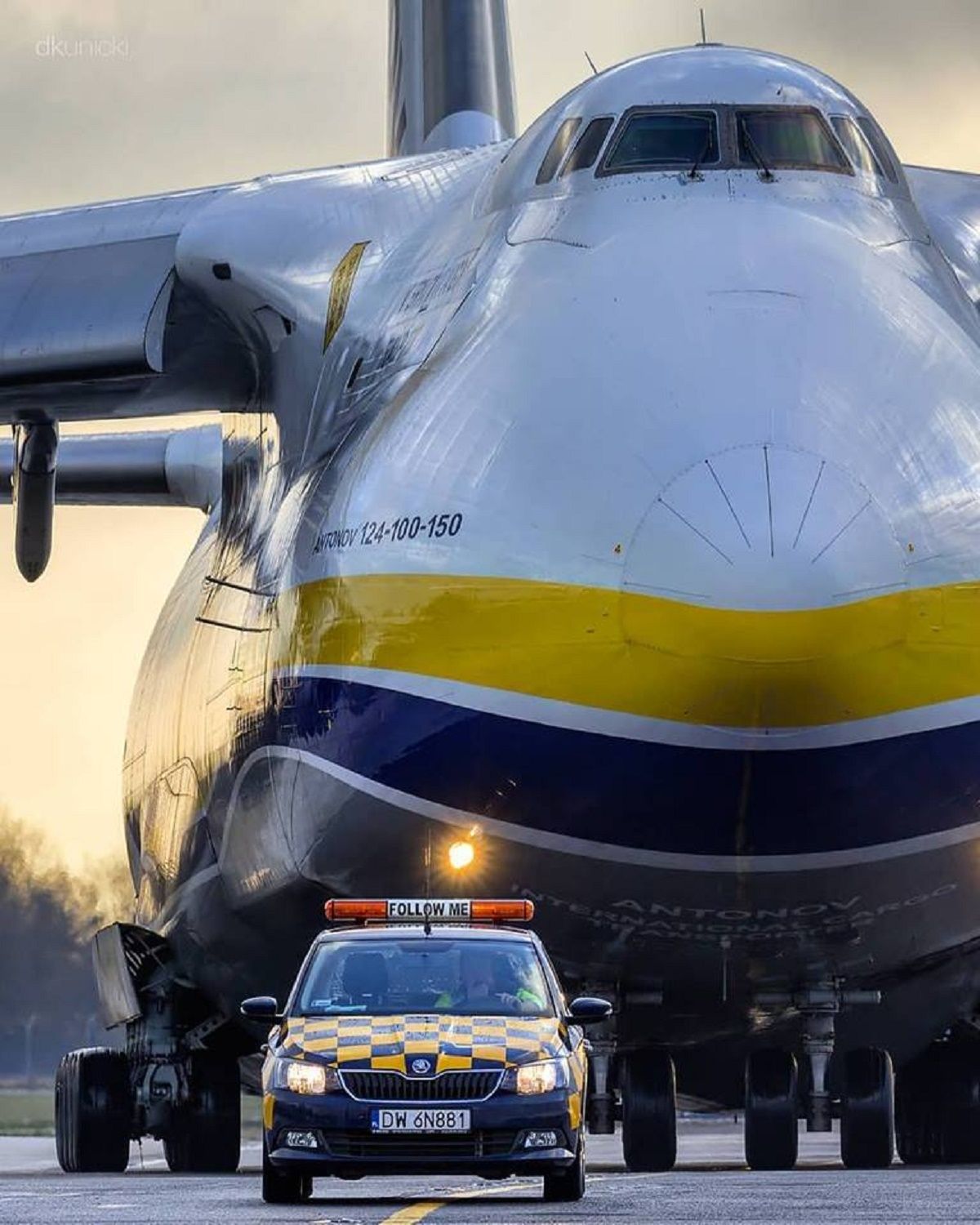 Легендарный "Руслан" width="1200" height="1500"><figcaption> Легендарный "Руслан"
</figcaption></figure></p><p>В сентябре 2018 года было открыто уголовное производство по статьям злоупотребление властью и декларирование недостоверной информации. Досудебное расследование ведет СВ Печерского отделения нацполиции. Процессуальное руководство осуществляет Главная военная прокуратура Генпрокуратуры Украины.
</p><p>Вот фабула этого дела. Следователи считают, что немецкое предприятие было создано незаконно – без согласования с Кабинетом министров и государственным концерном «Укроборонпром».
</p><p>В 2016 году бывший вице-президент ГП «Антонов» (речь идет о Виталий Мовчане – ред.) от имени предприятия заключил трастовые договоры с двумя гражданами ФРГ, согласно которым учреждение предприятия Antonov Salis GmbH и удержание долей в нем происходило для ГП «Антонов». При этом по договорам, фидуциар (тот, кому доверено имущество и права) должен передавать все доходы и вознаграждения любого вида, возникающие вследствие участия в обществе, включая возможные ликвидационные выплаты, фидуцианту (доверителю); фидуциар должен следовать указаниям фидуцианта при принятии всех решений, касающихся участия в обществе. Фидуциар не вправе без согласия фидуцианта, проводить сделок, которые возникают на основании участия в обществе или же брать на себя все связанные с этим обязательства; фидуциар обязан по требованию фидуцианта в любой момент передать долю, которой он управляет по доверенности, полностью или частично фидуцианту или назначенным им лицам. В качестве вознаграждения за доверительное управление долями в обществе фидуциар получают вознаграждение в размере по 12 тыс. евро за календарный год от Antonov Salis GmbH.
</p><p>В дальнейшем должностные лица ГП «Антонов» по ​​предварительному сговору с должностными лицами Antonov Salis GmbH, - говорится в судебном документе, -  для выполнения указанных трастовых договоров возмещали за счет Antonov Salis GmbH все расходы, которые возникали в связи с их исполнением, а также платили деньги по экономически необоснованными и заведомо убыточным договорам, в частности трудовым договорам с рядом лиц, которым гарантировали значительно завышенный размер заработной платы, а также обязательствам по оплате услуг по доверительному управлению долей Antonov Salis GmbH - указанным гражданам ФРГ в размере 24 000 евро в год.
</p><p>Так с момента заключения указанных договоров Antonov Salis GmbH выплатила гражданину ФРГ фиксированную заработную плату в размере 10 000 евро в месяц, за правовую помощь - 400 евро в час, а сотрудникам его адвокатской канцелярии 300 евро в час При этом подтверждение обоснованности предоставленных и оплаченных юридических услуг Antonov Salis GmbH не предоставил.
</p><p>В результате таких действий доход Antonov Salis GmbH от хозяйственной деятельности был искусственно занижен в размере более 200 000 евро.
</p><p><figure class="image"><img class="size-full wp-image-41647 aligncenter" src="https://cdn.informator.ua/@prod/media/money/2023/10/20/6531d80502957.jpg" alt="Почему Украина недополучала деньги за воздушное сотрудничество с НАТО 3" width="1200" height="656"><figcaption></figcaption></figure>
</p><p>Кроме этого, по украинскому законодательству, руководители государственных предприятий, учреждений и организаций, их заместители, руководители структурных подразделений и их заместители не имеют права работать по совместительству (за исключением научной, преподавательской, медицинской и творческой деятельности).
</p><p>Но вопреки этому, вице-президент ГП «Антонов» Виталий Мовчан работал по трудовому договору прокуристом-экспертом Antonov Salis GmbH с ежемесячной зарплатой в размере 10 тыс.евро.
</p><p>Таким образом, должностные лица ГП «Антонов», Antonov Salis GmbH и другие неустановленные лица, злоупотребляя своим служебным положением, действуя умышленно с целью получения неправомерной выгоды, используя свое служебное положение вопреки интересам службы, организовали противоправную схему завладения принадлежащими Antonov Salis GmbH, ГП «Антонов» средствами, чем нанесли убытки ГП «Антонов», Antonov Salis GmbH, размер которых превышает 200 000 евро – подводят итог следователи.
</p><p>На 2019 год российская сторона отказалась продлевать контракт по программе SALIS из-за ухудшившихся отношений с НАТО. В январе 2019 года на своей страничке в фейсбуке ГП «Антонов» <a href="https://www.facebook.com/antonovua/posts/1981696882124800?__xts__%5b0%5d=68.ARDkFmnXnp2DH8MqESOT90019F1jh8ARnLrfv66wcrLfm8-q6pOBOrqpI0prf0BfHXqc1eS_frgbGPB42gPZofIcMpgrRGv3ob1XbRnCFiD_5a88t--iDNnu8QHXsfsT9sgO1oymlnYTOyBeohkTkOrorKYns1sBTZR2ov1ZrjenP690byGyd1sMaM19fejcYrzNU-nBUgM2I26cVRTLoAMdB39ms57c-wD-2S-yTX25ud4qgRz042BnaRWQyxLagndMoya6pdHCS3Gcz7eOb_aQSWThq7CfLXowU-ruiFSUGyLxIuRjGKwmCn_7xAyJyt9aC0If3O78yrJ34bZgfVzjFQ&__tn__=-R">сообщило</a>, что контракт с украинской стороной подписан на три года, до 31 декабря 2021.
</p><p>«В рамках программы SALIS на очередных три года заключен новый контракт на выполнение стратегических перевозок самолетами ГП «АНТОНОВ».
</p><p>Самолеты парка авиакомпании «Авиалинии Антонова», авиатранспортного подразделения ГП «АНТОНОВ» продолжат выполнение стратегических авиаперевозок в рамках программы SALIS (Strategic Airlift Interim Solution).
</p><p>В соответствии с контрактными обязательствами, начиная с 1 января 2019 года, ГП «АНТОНОВ» предоставляет 2 самолета Ан-124-100 на постоянной основе для выполнения авиаперевозок в интересах участников программы SALIS».
</p><p><figure class="image"><img class="size-full wp-image-41648 aligncenter" src="https://cdn.informator.ua/@prod/media/money/2023/10/20/6531d8052e66d.jpg" alt="Почему Украина недополучала деньги за воздушное сотрудничество с НАТО 4" width="525" height="575"><figcaption></figcaption></figure>
</p><p>28 марта следственный судья Печерского районного суда Олег Белоцерковец в рамках уголовного дела <a href="http://reyestr.court.gov.ua/Review/80814871">арестовал</a> имущество предприятия Antonov Salis GmbH -  денежные средства, которые находятся на счету Лейпцигского филиала Commerzbank AG.
</p><p></p><p style="text-align: right;"><strong>Екатерина Иванченко</strong></p>
<p></p><p style="text-align: right;">Фото из сети интернет и со странички фб <a href="https://www.facebook.com/antonovua">Антонов ДП</a></p></body></html>