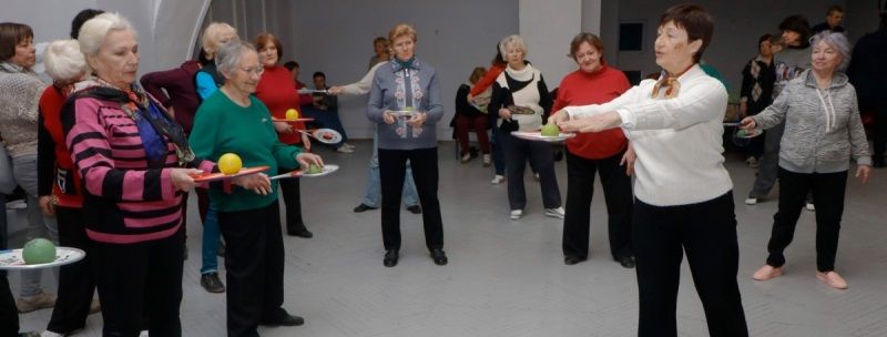 У Дніпрі для слухачів Університету третього віку проводять заняття з гімнастики плейстік