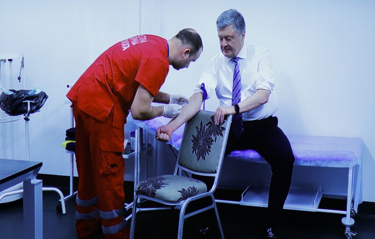 Петр Порошенко сегодня сдал анализы на НСК "Олимпийский" width="1200" height="764"><figcaption> Петр Порошенко сегодня сдал анализы на НСК "Олимпийский"</figcaption></figure></p><p>Для некоторых профессий в Украине обязательное первичный и периодический профилактический осмотр на наличие алкоголя и наркотических веществ. Это регулирует <a href="https://zakon.rada.gov.ua/laws/show/1238-97-%D0%BF">постановление</a> Кабинета министров Украины № 1238. В частности, это касается таких профессий:</p><p>1) Те, кто непосредственно связанный с добычей, переработкой и хранение нефти, газа, бензина, и других нефтепродуктов;</p><p>2) Работники ликероводочных заводов, производства косметических и стоматологических средств, в которых используют этиловый спирт;</p><p>3) Работники фармацевтических предприятий и аптек;</p><p>4) Анестезиологи;</p><p>5) работники, которые проводят водолазные работы</p><p>6) дежурные, которые выполняют электроремотные и монтажные работы под напряжением выше 127 В.</p><p>7) Работники, которые проводят действия с взрыво- и пожароопасными материалами</p><p>8) Граждане и работники, которые хранят дома или используют в работе огнестрельное оружие</p><p>9) Работники пожарных и газовых служб</p><p>10) Водители транспортных средств</p><p>11) Пилоты авиации</p><p>12) Работники железнодорожного транспорта и метрополитена</p><p>13) Работники водного транспорта</p><p>14) Те, кто выполняют высотные работы, в том числе операторы кранов</p><p>15) Кочегары, операторы котельных, работники служб газового надзора</p><p>16) Люди, которые вступают на службу в Национальную полицию, Вооруженные Силы Украины, в том числе срочная служба, СБУ, таможенная служба, Служба внешней разведки, налоговой службы и другие военные формирования</p><p>Что интересно, ни кандидаты в президенты, ни кандидаты в народные депутаты, которые принимают решения о введение военного положения, тест на наркотики не обязаны сдавать.</p><p>Внимание! Мы не рекламируем клиники, о которых пойдет речь, а просто рассказываем жителям Днепра, где можно пройти тест на выявление наркотических веществ.</p><p><strong>IQLab</strong></p><p>Частная Независимая клинико-диагностическая лаборатория IQLab проводит тест на различные наркотические вещества. Тест на наркотики проходит путем забора мочи у пациента в одноразовую емкость(оплачивается в размере 4 грн). Стоимость одного анализа – 160 грн. Пакет из 10 показателей наркотических веществ -702 грн. Экспертиза проводится 1 рабочий день. Адрес: пр. Героев 22а Тел. ‭+380 (67) 880 25 11‬. Время работы: ПН-ПТ с 07:00до 17:00, СБ с 08:00 до 15:00. Детали и запись на <a href="https://iqlab.com.ua/">сайте.</a></p><p><strong>КП «Днепропетровский наркологический диспансер» ДОС</strong></p><p>В диспансере можно как по личному заявлению, как и по направлению можно <strong>бесплатно</strong> пройти обследование на алкоголь и наркотические вещества. Проводится анализ крови и мочи. Адрес. – ул. Новосельная 1, тел.(097) 175-75-62. Кабинет работает круглосуточно. Детали на <a href="http://dond.dp.ua/examination.html">сайте</a></p><p><strong>Synevo</strong></p><p>Частная лаборатория Synevo проводит тест на различные наркотические вещества. Забор крови проходит с вены и стоит 30 грн. Стоимость одного анализа – 380 грн. Экспертиза проводится 8 рабочих дней.  Адрес: ул. Титова 23, Тел. 0 800 50 70 30. Время работы: ПН-ПТ с 07:00до 17:00, СБ, ВС с 07:30 до 14:00. Детали и запись на <a href="https://www.synevo.ua/ru/gde-sdat-analizy/dnepropetrovsk/">сайте</a></p><p><strong>А-Медик</strong></p><p>В медицинском центре можно сдать мочу на наркотики. Анализ проводится в течении суток. Стоимость – 250 грн. Адрес: пр. Слобожанский (бывший Газеты Правды) 96, Телефоны: (096) 227-03-03 (050) 227-03-03 (073) 227-03-03. Время работы: ПН-СБ: с 8 до 18 ВС: выходной. Детали на <a href="https://medik-ua.com/laboratornaya-diagnostika/?gclid=EAIaIQobChMIr8b43sW44QIViw8YCh3GmwM9EAMYASAAEgIddfD_BwE">сайте</a>.</p><p><strong>Діла</strong></p><p>В этой лаборатории проводится тест на наркотики путем забора мочи у пациента. Стоимость одного анализа – 762 грн. Экспертиза проводится 5 дней.  Адрес: ул. Героев Крут, 10, Тел. 0 800 217 887; 0 800 752 180. Время работы: ПН-ПТ с 07:00до 16:00, СБ с 08:00 до 12:00. Детали и запись на <a href="https://dila.ua/rus/about-us.html">сайте</a>.</p><p></p><p style="text-align: right;">Максим Красиков</p></body></html>