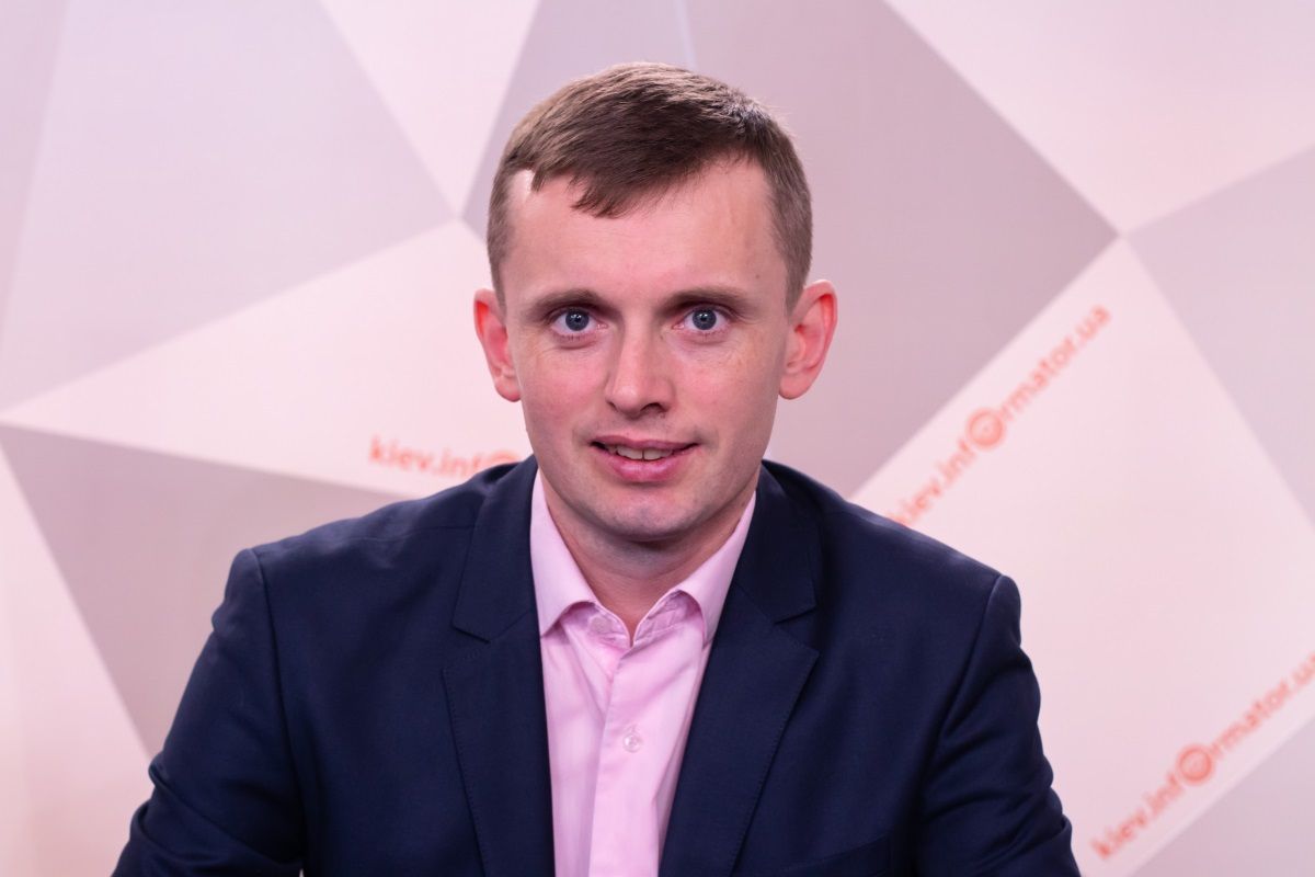 По мнению политолога Руслана Бортника, дебаты это шанс для Порошенко показать некомпетентность Зеленского