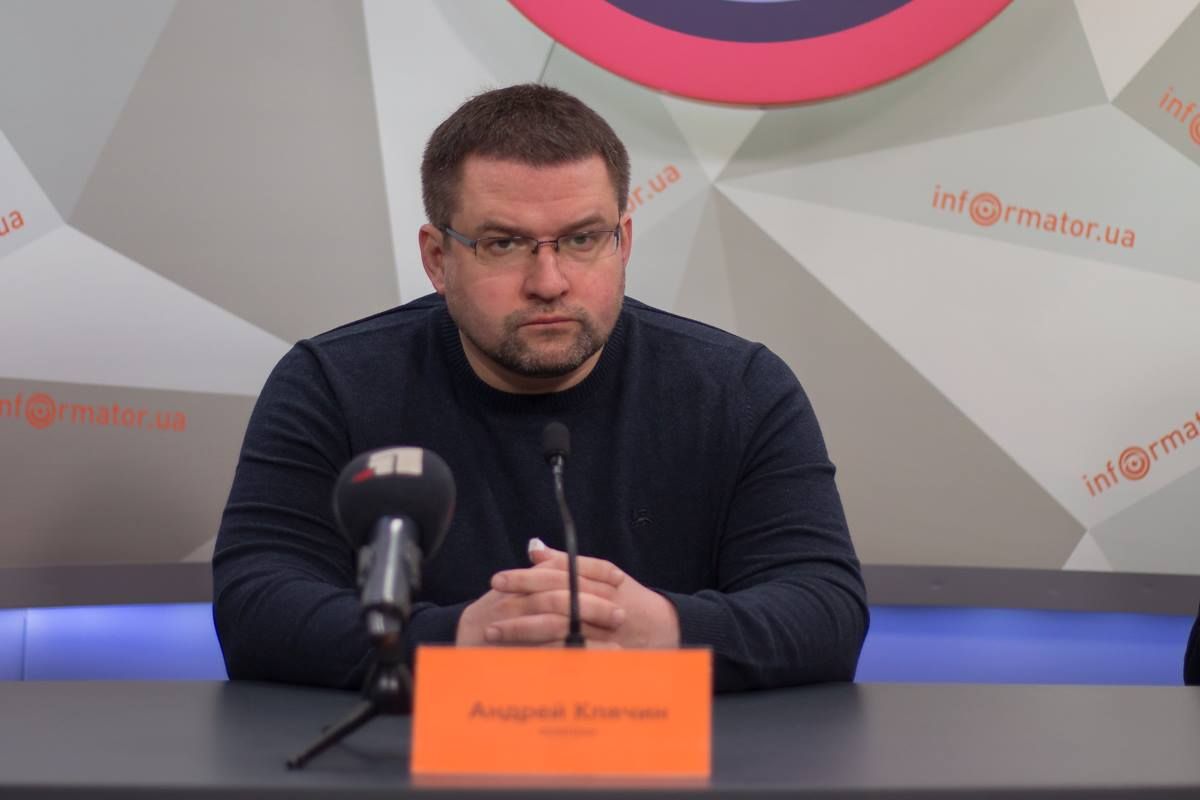 По мнению политолога Андрея Клячина, сейчас кандидаты испытывают нервы друг друга