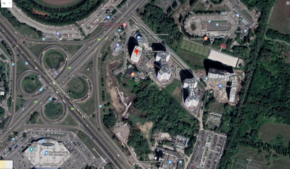 сквер на проспекте Глушкова (по центру)