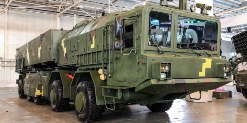 ОТРК "Гром" width="800" height="400"><figcaption> ОТРК "Гром"
</figcaption></figure></p><p>В стадии опытного производства находятся создание новых, более мощных и эффективных боеприпасов для реактивных систем залпового огня (РСЗО) типа «Град» и зенитно-ракетного комплекса (ЗРК) малой и средней дальности поражения воздушных целей. Только по скорости разворачивания из походного в боевое положение он чуть-чуть уступает известному российскому аналогу С-400, по остальным параметрам он либо равен ему, либо его превосходит.
</p><p><figure class="image"><img class="aligncenter wp-image-42274 size-full" src="https://cdn.informator.ua/@prod/media/money/2023/10/20/6531d8920a0e4.jpg" alt="Чем занимается КБ «Южное» в Днепре и быть ли лунной программе Украины 4" width="792" height="522"><figcaption></figcaption></figure>
</p><p>Правительство обещало дать нам на разработку 8-9 программ развития боевой ракетной и реактивной техники, пока заказ есть только на две первых темы. Остальные проекты делаем за свои средства, увы», - комментирует Александр Дегтярев.
</p><p></p><h2><strong>Особая гордость – собственная производственная база</strong></h2>
<p>На базе одного из корпусов Южмаша сотрудники КБ «Южное» созданы собственные суперсовременные цеха по производству композитных углеродистых материалов, служащих для изоляции ракетных двигателей и их топливных баков, 5-координатные станки для укладки этой изоляции на изделия, полимерный и металлический 3D-принтер для изготовления деталей любой сложности, окрасочно-сушильная камера для нанесения теплоизоляционных покрытий на внешние детали корпуса ракеты и многое другое оборудование.
</p><p><figure class="image"><img class="wp-image-42276 size-full" src="https://cdn.informator.ua/@prod/media/money/2023/10/20/6531d89232e5d.jpg" alt="Полимерный и металлический 3D-принтер для изготовления деталей любой сложности" width="1200" height="900"><figcaption> Полимерный и металлический 3D-принтер для изготовления деталей любой сложности
</figcaption></figure></p><p>«В собственную производственную базу мы в течение ряда последних лет вложили 20-25 миллионов долларов США, полученных от коммерческой деятельности на внешних рынках, что позволило нам создать не только собственное производство, но и новые рабочие места», - говорит Александр Дегтярев.
</p><p></p><h2><strong>КБ «Южное» платит по 650 миллионов гривен налогов в год</strong></h2>
<p>По данным руководителя предприятия, в прошлом году они в бюджеты различных уровней заплатили 650 миллионов гривен, направили 1,2 миллиарда гривен в различные проекты, осуществляемые по кооперации с другими отечественными и зарубежными предприятиями, и получили прибыли 19 миллионов гривен.
</p><p>«При этом, средняя зарплата нашего коллектива в 5300 человек составляет 14000 гривен в месяц. 95% получаемых КБ «Южное» средств получают от коммерческой деятельности. Государственная поддержка нас, как государственного предприятия, составила в прошлом году 40 миллионов гривен. Это при том, что месячный фонд нашей заработной платы составляет порядка 100 миллионов в год», - прокомментировал руководитель КБ «Южное».
</p><p></p><h2><strong>Лунная программа пока подвисла</strong></h2>
<p>Посетил свое родное предприятие и экс-президент Украины Леонид Кучма. По его словам, он, пройдя по цехам и отделам КБ «Южное» порадовался тому, что коллектив продолжает работать на самом высоком профессиональном и технологическом уровне.
</p><p><figure class="image"><img class="size-full wp-image-42277" src="https://cdn.informator.ua/@prod/media/money/2023/10/20/6531d8926a1fd.jpg" alt="Леонид Кучма" width="1200" height="900"><figcaption> Леонид Кучма
</figcaption></figure></p><p>«С КБ «Южное» связаны самые лучшие и радостные годы моей жизни. На этом предприятии я прошел трудовой путь от рядового конструктора до генерального директора. Моими учителями были такие легендарные ракетостроители, как Михаил Янгель, Василий Будник, Владимир Уткин, Александр Макаров. Горжусь, что, благодаря родному КБ, стал причастен к созданию Ракетных войск стратегического назначения – ядерного щита страны. Тогда с бывшим СССР в мире разговаривали все исключительно уважительно, в отличие от сегодняшней Украины. Увы. Хочу надеяться, что высшее руководство страны наконец-то «проснется» и обратит внимание на то, что пока в Украине еще есть специалисты и база, способные создавать самые современные образцы ракетной техники. Как боевого. Так и космического назначения. Пока еще есть…
</p><p>Вот Лунную программу мы профукали. Разработки есть, ракет под них – нет. Ранее они рассчитывались на создание сверхтяжелого носителя в кооперации с Россией. Сегодня это уже невозможно. Мне мои бывшие коллеги сказали сегодня, что ищут пути кооперации с европейскими и американскими компаниями. Но пока это только на уровне предварительных переговоров. А жаль», - сказал во время брифинга экс-президент Украины Леонид Кучма.
</p><p></p><p style="text-align: right;">Алексей Логинов</p></body></html>
