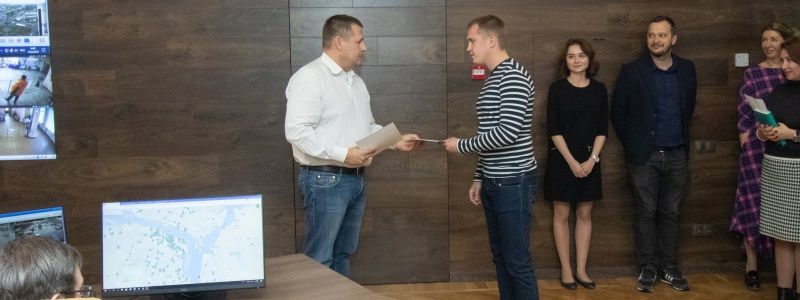 Борис Філатов вручив грошові винагороди містянам за допомогу у затриманні зловмисників, які розмалювали пам’ятник Олександру Полю