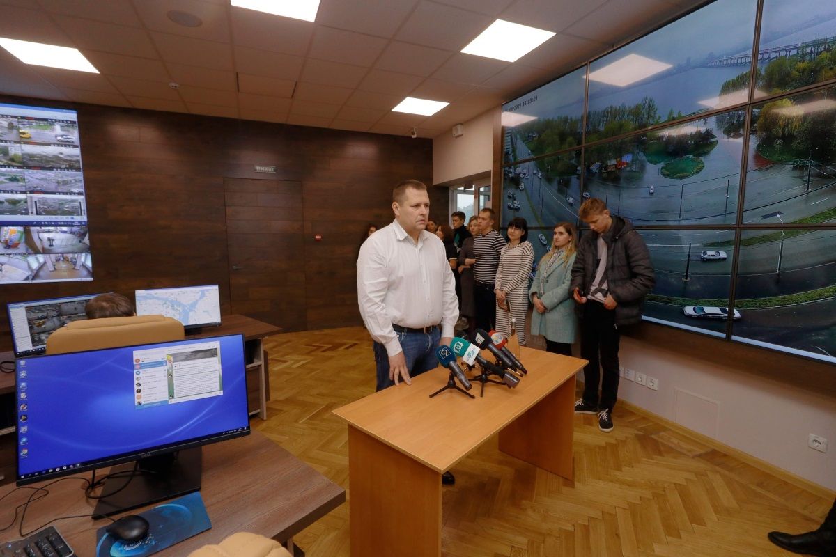 Борис Філатов вручив грошові винагороди містянам за допомогу у затриманні зловмисників, які розмалювали пам’ятник Олександру Полю 1