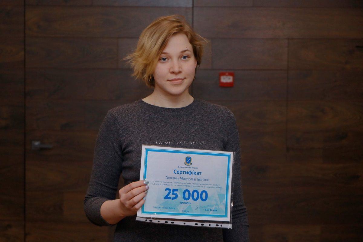 Борис Філатов вручив грошові винагороди містянам за допомогу у затриманні зловмисників, які розмалювали пам’ятник Олександру Полю 2