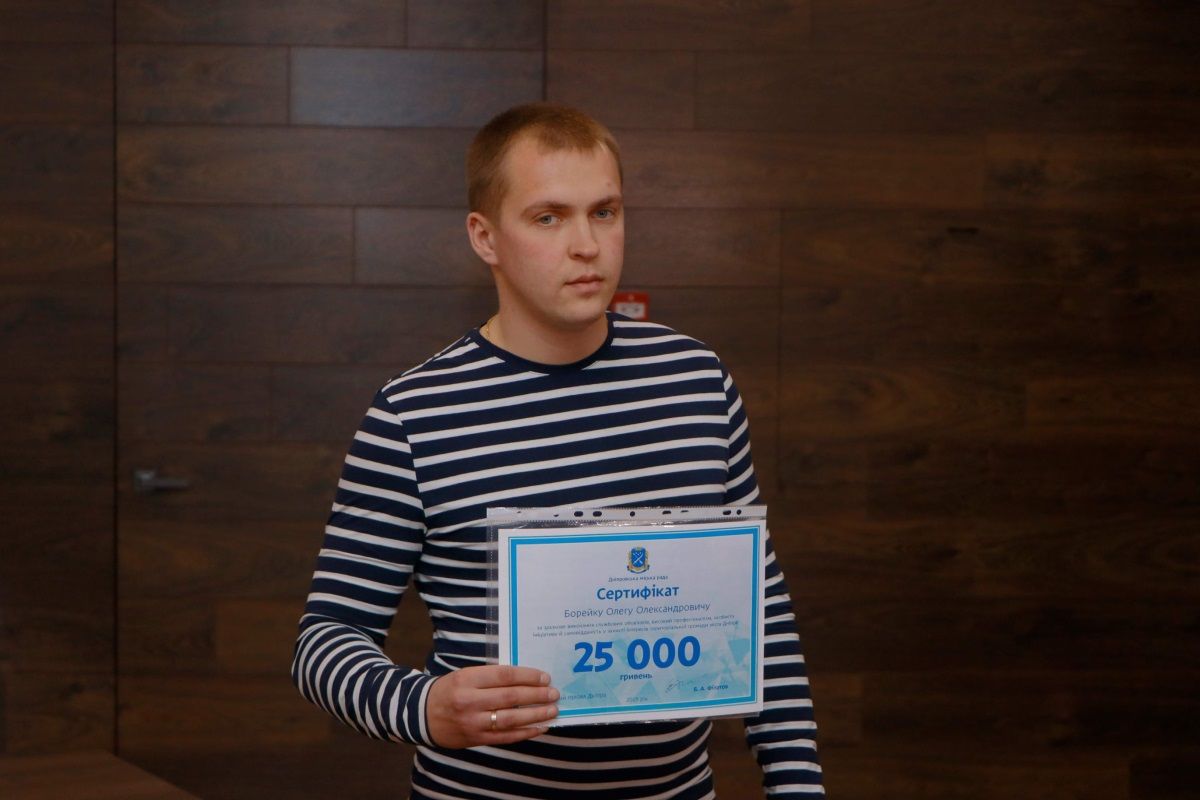 Борис Філатов вручив грошові винагороди містянам за допомогу у затриманні зловмисників, які розмалювали пам’ятник Олександру Полю 3