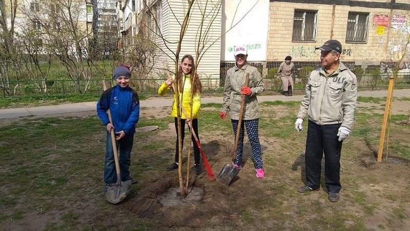 В Днепре высадили уже тысячу деревьев, на очереди - Кленовый сад 7