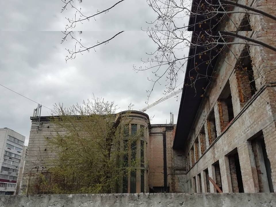 Здесь мог быть отель или кафе. Теперь его хотят снести.