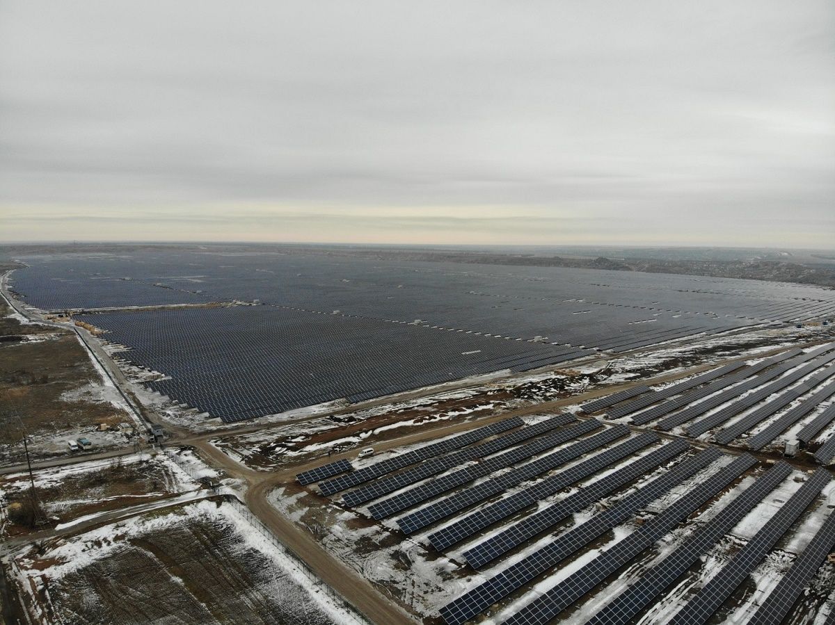 Никопольская СЭС, недавно построенная ДТЭК, бескрайняя, как море