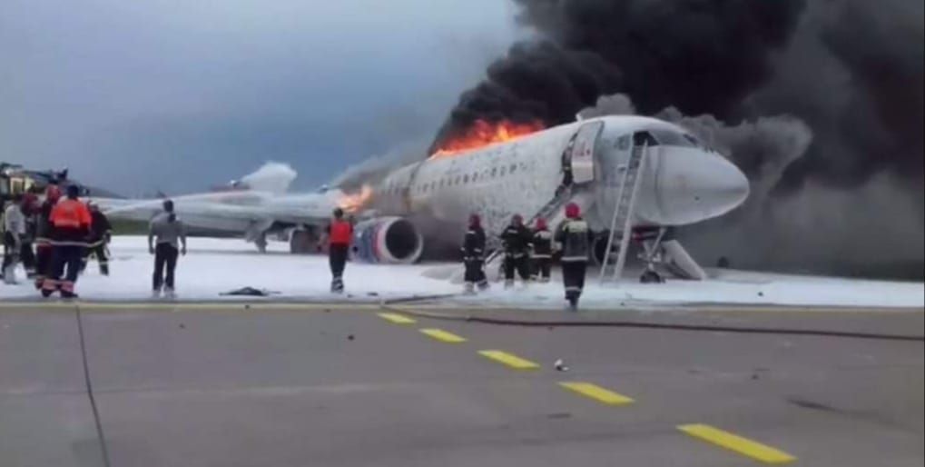 Как вести себя в случае пожара на борту самолета и попытаться спасти себя и своих детей 1