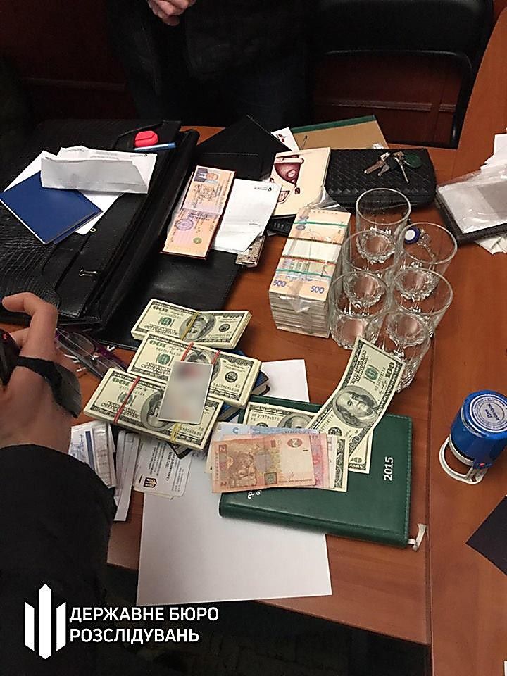 В Киеве расследуют дело полицейского, вымогавшего взятку у якобы ограбленного мужчины 1