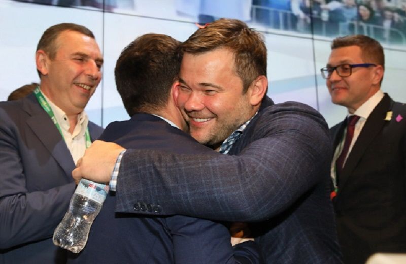 Кандидат в президенты Владимир Зеленский обнимает Андрея Богдана, бывшего советника Игоря Коломойского и адвоката Геннадия Корбана после оглашения первых результатов экзит-пола во втором туре президентских выборов. Фото Владимир Петров