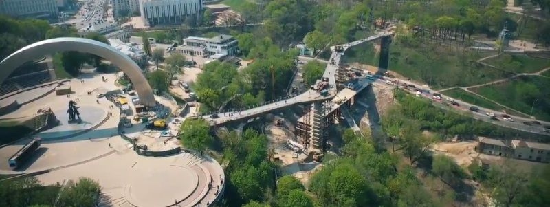 В Киеве на постройку велосипедно-пешеходного моста выделят еще 74 миллиона