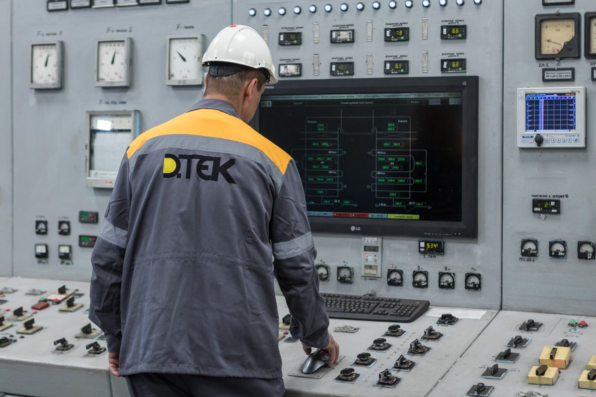 Сменный оператор энергоблока №10 контролирует работу его систем и агрегатов