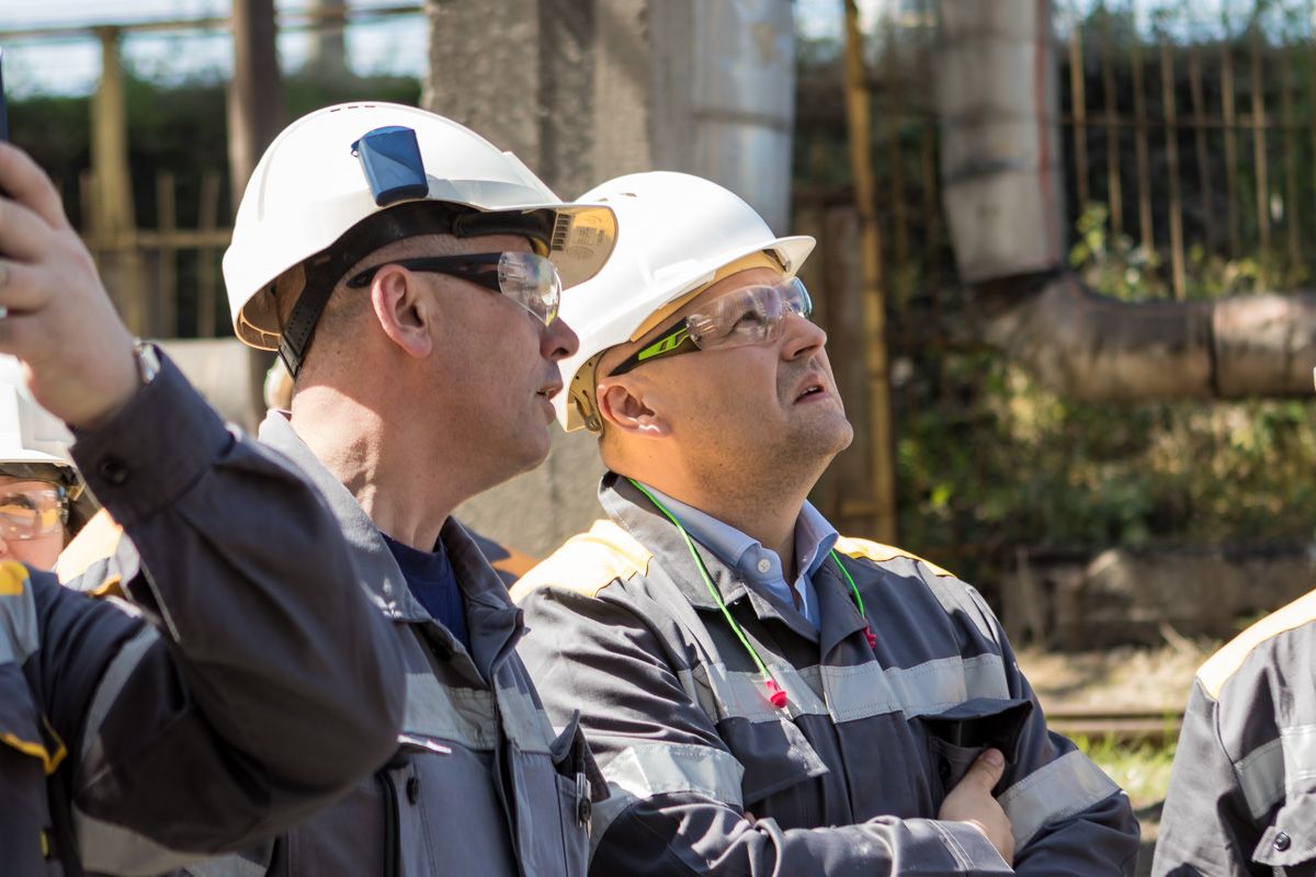 Мэр Днепра Борис Филатов директору станции Анатолию Боричевскому: «А ведь труба действительно теперь практически не дымит»