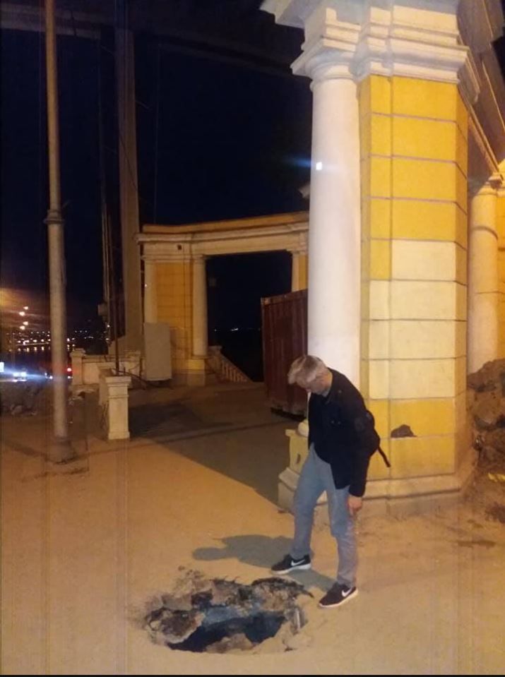 Трещина в конструкции арки входа на лестницу (их много в разных местах)