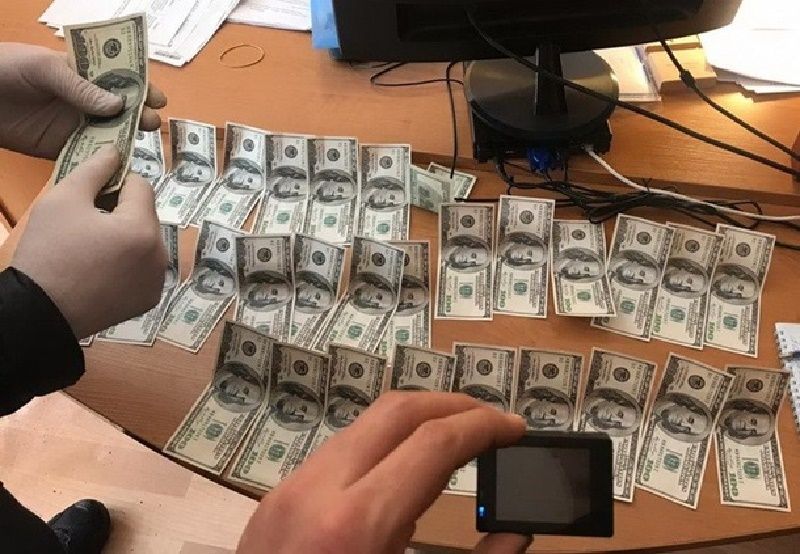 Как суд наказал чиновника миграционной службы из Днепра за взятку 3 тысячи долларов 1