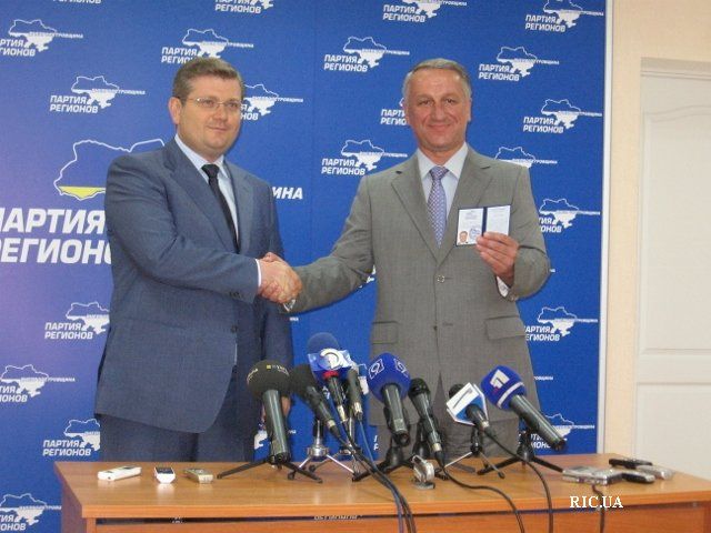 Исторический момент - Иван Куличенко вступает в Партию Регионов, получая партбилет от Александра Вилкула