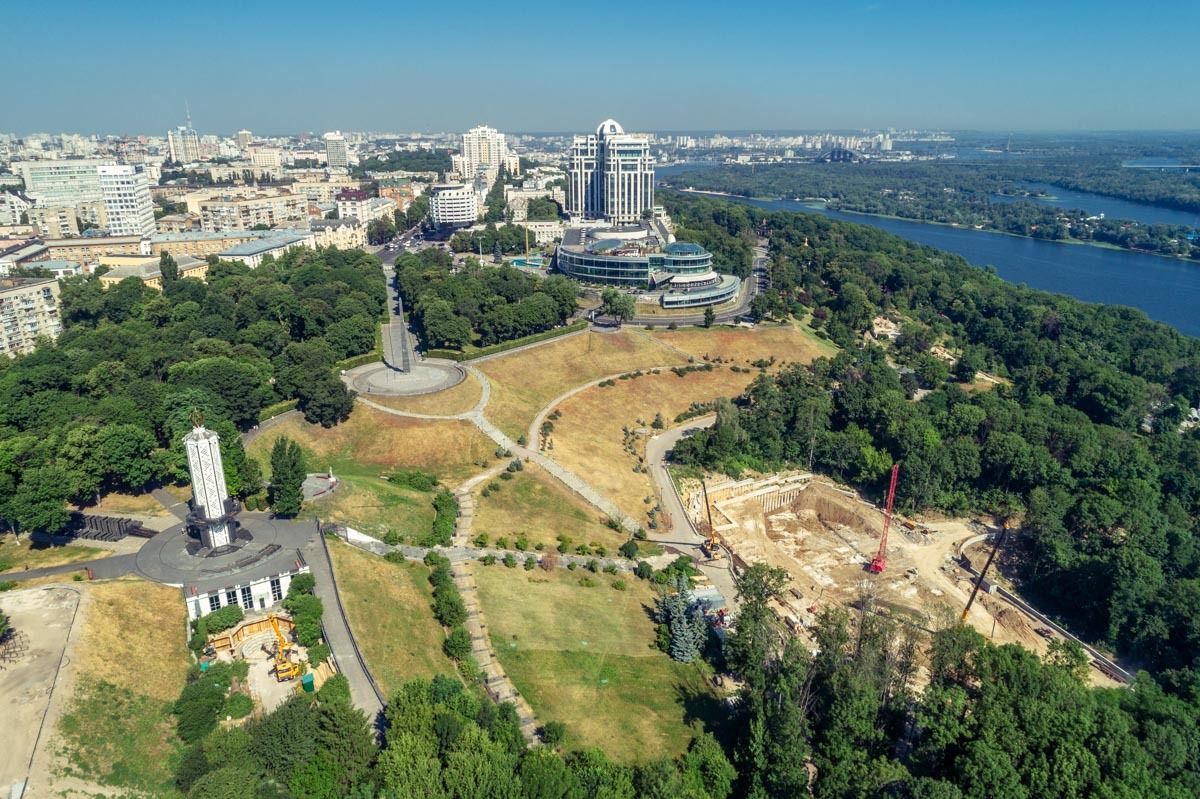 Оползневый цирк. Строительные работы ведутся также рядом со Свечей памяти