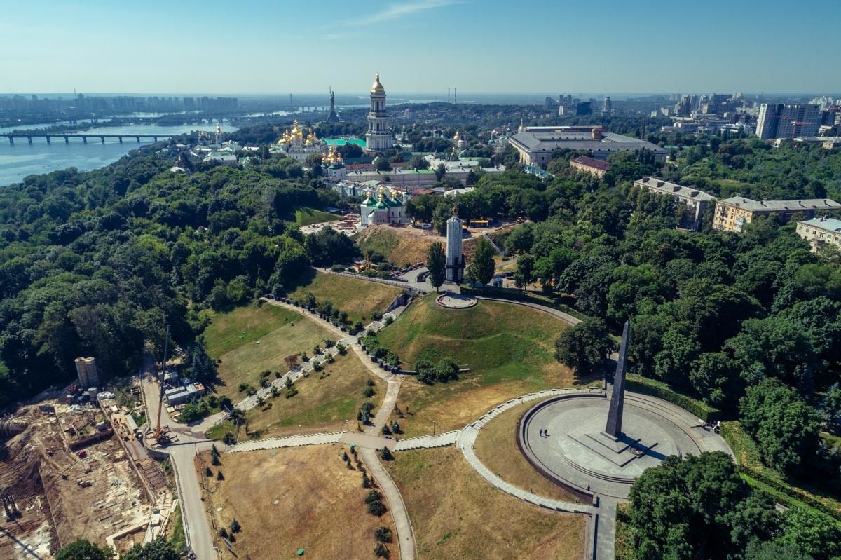 Здесь хорошо видны крутой уклон склона и Киево-Печерская лавра