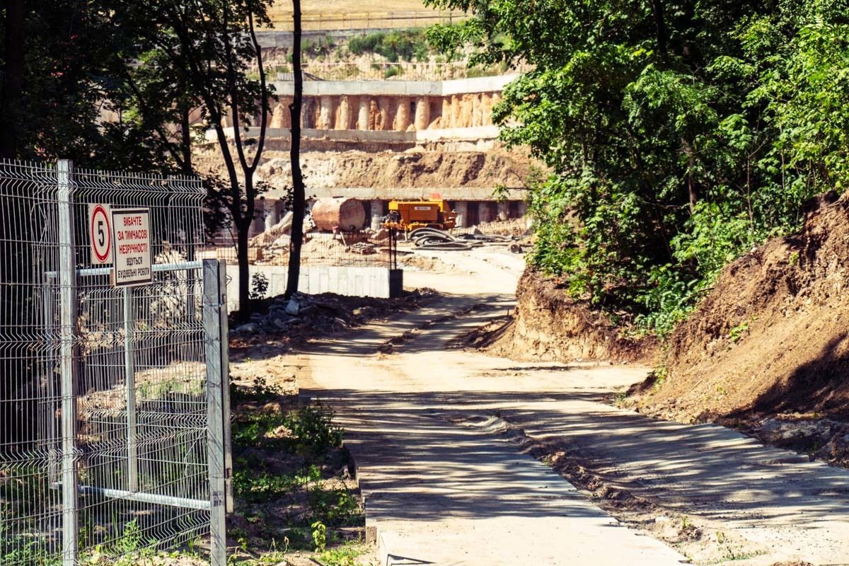 Подрезка и укрепление склонов сваями